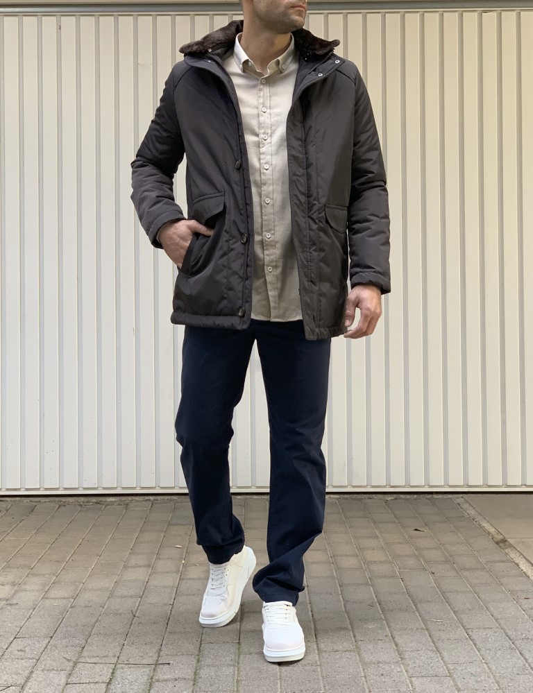 Ανδρικό καφέ μπουφάν με αποσπώμενο γιακά και κουμπιά 444K φωτογραφία